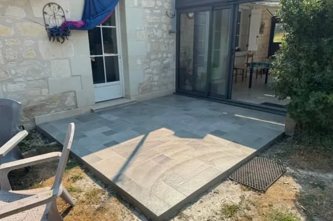 Réalisation d’une terrasse en carrelage – Un bel avant/après ! – Huismes (37)